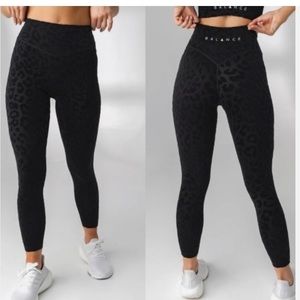 Balance Athletica The Lux Pant Panther Black Velvet Leopard Print size Small
